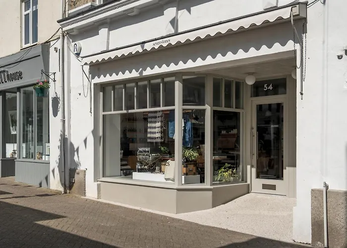 Contemporary First Floor Apartment Central Penzance