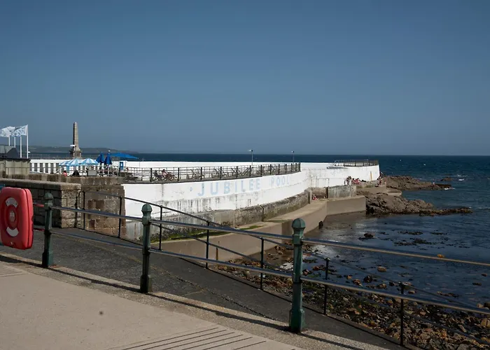 Contemporary First Floor Apartment Central Penzance